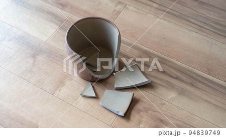 割れた陶器・漬物容器 割れた陶器・漬物容器 94839749