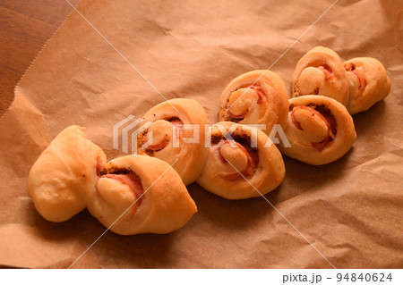 紙の上に乗せた「ベーコンエピ」 94840624