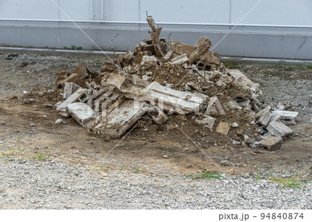 ブロック塀を撤去した瓦礫 94840874
