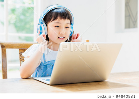 オンライン授業を受ける小学生の女の子 94840931