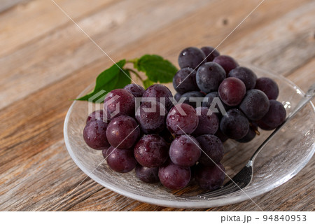 秋の味覚といえばぶどう（葡萄）巨峰  種なし巨峰 フルーツ 94840953