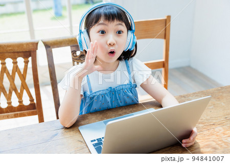 オンライン授業を受ける小学生の女の子 94841007