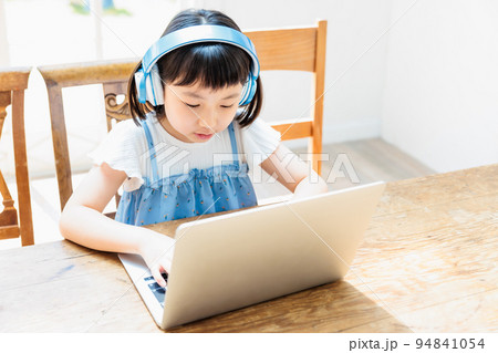 オンライン授業を受ける小学生の女の子 オンライン授業を受ける小学生の女の子 94841054