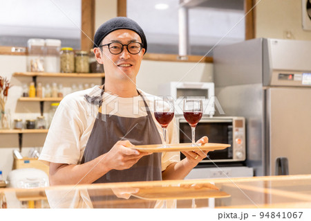 ワインを出す飲食店・居酒屋のスタッフ 94841067