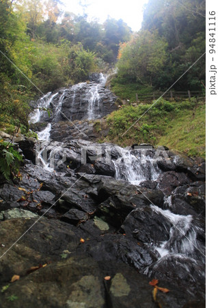 真下から拝む柱状節理の滝 真下から拝む柱状節理の滝 94841116