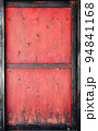 赤い金属のドア 94841168