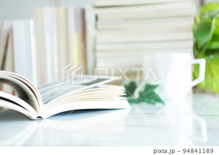 まんが（漫画）の日のイメージ背景 94841189