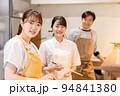 厨房・キッチンで料理を作る調理師とスタッフ 94841380