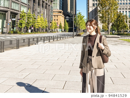 東京丸の内を歩く若いビジネスウーマン 東京丸の内を歩く若いビジネスウーマン 94841529