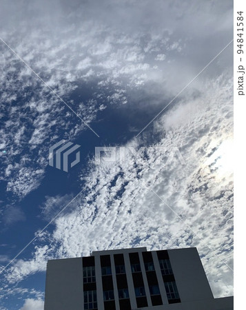 見上げた空は不思議な雲だった 94841584