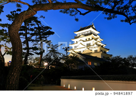 【広島県】リニューアルした福山城の夜景 【広島県】リニューアルした福山城の夜景 94841897
