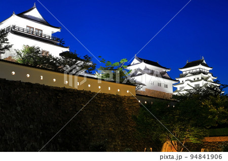 【広島県】リニューアルした福山城天守閣と鏡櫓の夜景 94841906