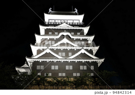 【広島県】リニューアルした福山城天守閣（天守北側鉄板張り）の夜景 94842314
