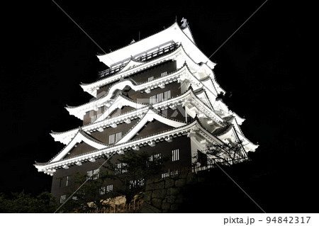 【広島県】リニューアルした福山城天守閣(天守北側鉄板張り)の夜景 【広島県】リニューアルした福山城天守閣(天守北側鉄板張り)の夜景 94842317