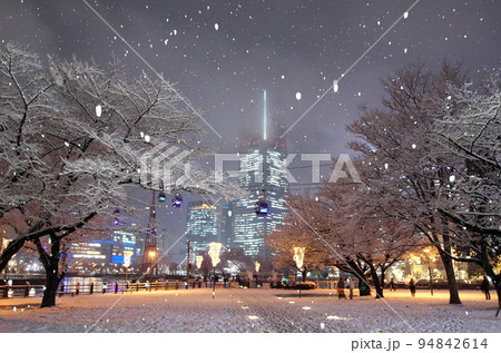 雪の横浜みなとみらい 94842614