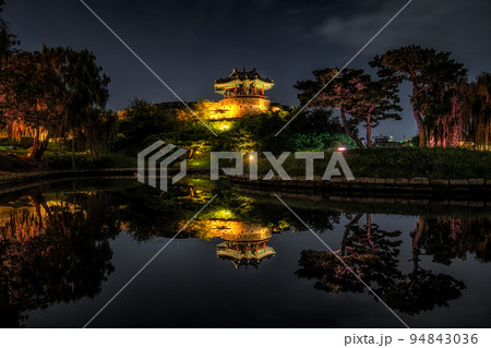 Banghwa Suryujeong Pavilion at Night 94843036