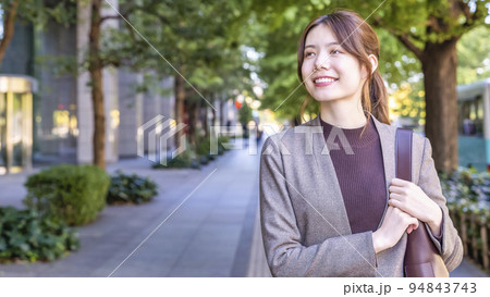 東京丸の内に出勤する若いビジネスウーマン 94843743