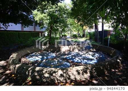 横浜市営地下鉄ブルーライン 新羽駅近くの新田緑道 横浜市営地下鉄ブルーライン 新羽駅近くの新田緑道 94844170