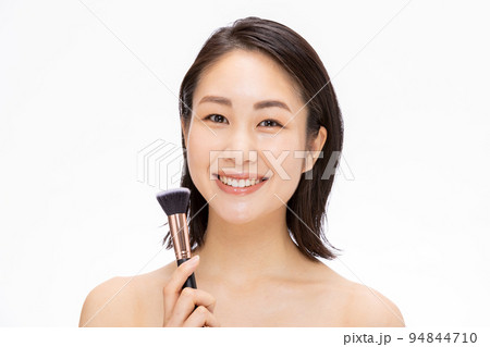 化粧をする女性 94844710