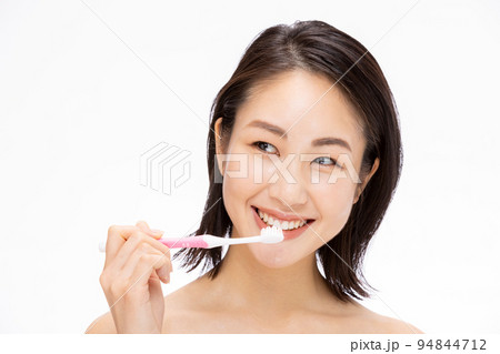歯磨きする女性 94844712