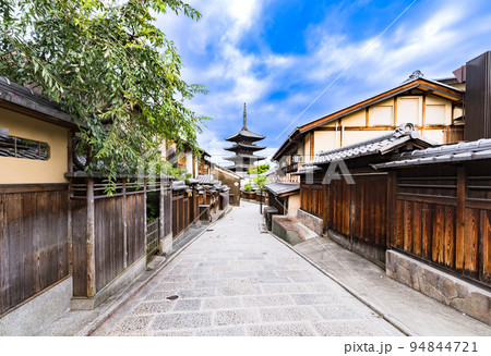 京都　法観寺 の 五重塔　八坂の塔　【 京都 観光 の イメージ 】 94844721