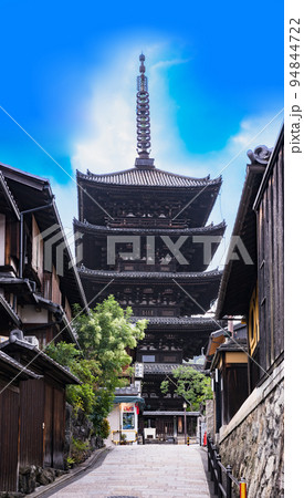 京都　法観寺 の 五重塔　八坂の塔　【 京都 観光 の イメージ 】 94844722
