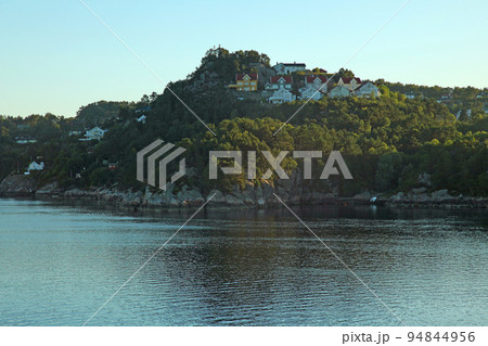 ノルウェーのベルゲン近郊の自然豊かな家並み ノルウェーのベルゲン近郊の自然豊かな家並み 94844956