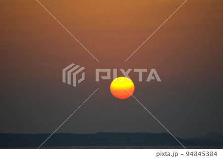 夕日の風景　オレンジの太陽 94845384