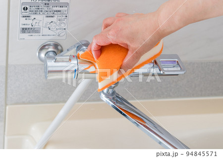 【風呂掃除をするミドル主婦 水栓有り】 【風呂掃除をするミドル主婦 水栓有り】 94845571