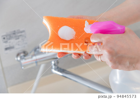 【風呂掃除をするミドル主婦　泡　水栓有】 94845573
