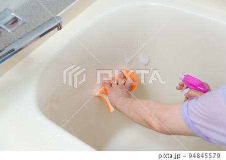【風呂掃除をするミドル主婦　泡　水栓有】 94845579