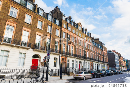 ロンドン 朝の住宅街 ※一部ソフトフォーカス ロンドン 朝の住宅街 ※一部ソフトフォーカス 94845758