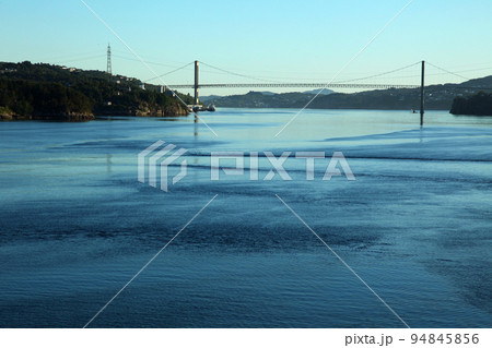 ベルゲン近郊の峡湾に架かる吊橋 94845856