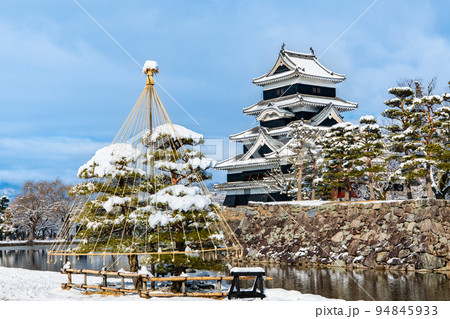 長野県松本市 雪化粧した松本城 長野県松本市 雪化粧した松本城 94845933