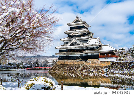 長野県松本市　雪化粧した松本城 94845935