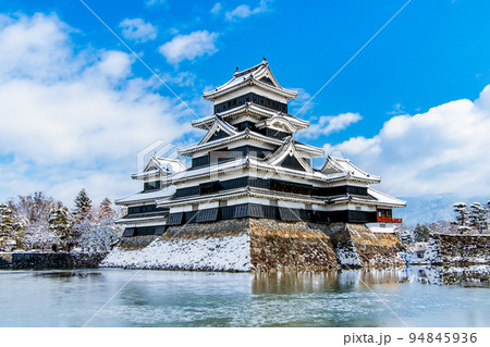 長野県松本市 雪化粧した松本城 長野県松本市 雪化粧した松本城 94845936