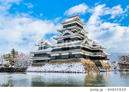 長野県松本市　雪化粧した松本城 94845939