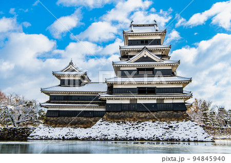 長野県松本市　雪化粧した松本城 94845940