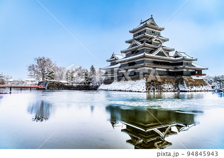 長野県松本市 雪化粧した松本城 長野県松本市 雪化粧した松本城 94845943