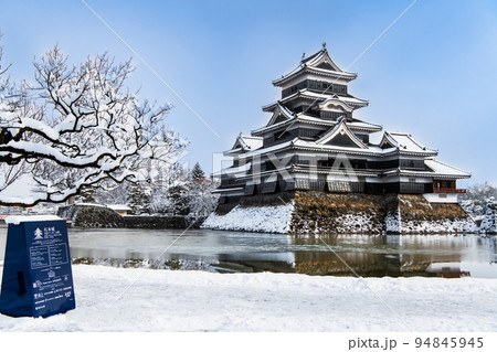 長野県松本市　雪化粧した松本城 94845945