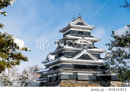 長野県松本市　雪化粧した松本城 94845952