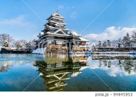 長野県松本市　雪化粧した松本城 94845953