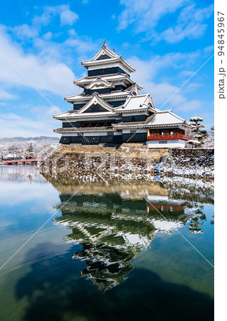 長野県松本市　雪化粧した松本城 94845967
