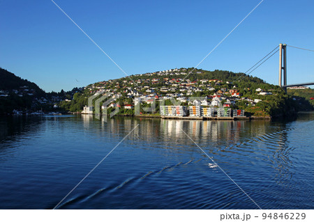ベルゲン近郊の峡湾に架かる吊橋 ベルゲン近郊の峡湾に架かる吊橋 94846229