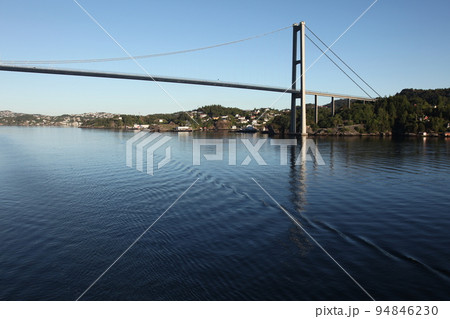 ベルゲン近郊の峡湾に架かる吊橋 94846230