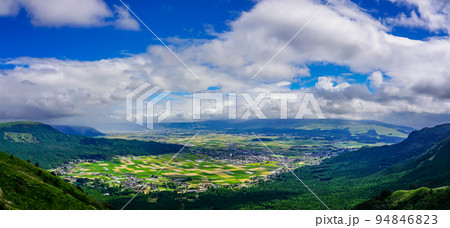 阿蘇スカイライン展望所から阿蘇山を一望（熊本県阿蘇市） 94846823