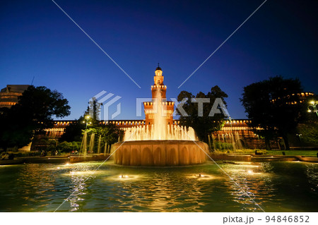 ミラノ ライトアップされたスフォルツェスコ城 94846852