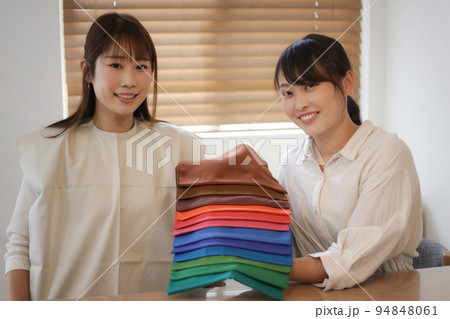パーソナルカラー診断をする女性 パーソナルカラー診断をする女性 94848061
