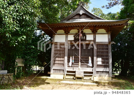 神奈川県中井町　厳島湿生公園の厳島神社社殿 94848365