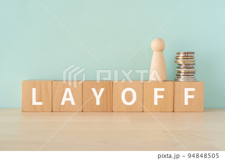 LAYOFFと書かれたブロックとコインとお金 94848505